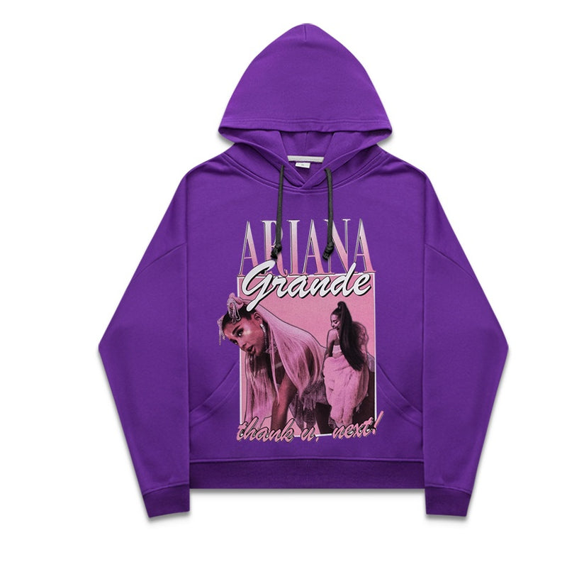 La elegante sudadera con capucha de Ariana Grande