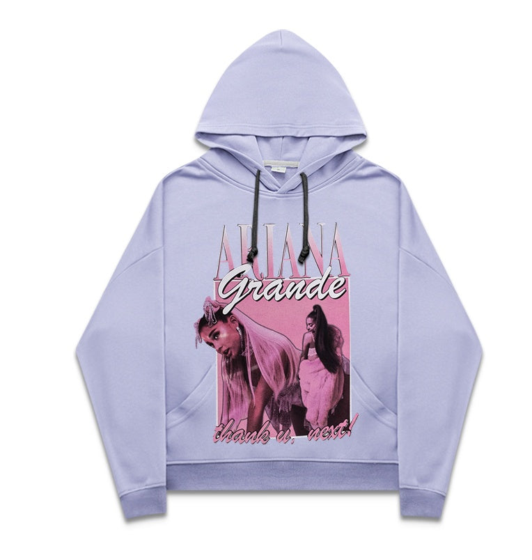 La elegante sudadera con capucha de Ariana Grande